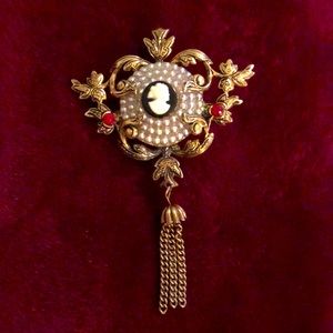 Vintage cameo brooch/pin